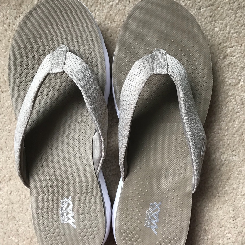 Skechers GOGA Max Flip Flop Sz 9